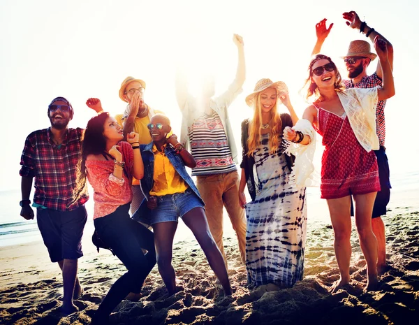 Vrienden opknoping op de beach party — Stockfoto