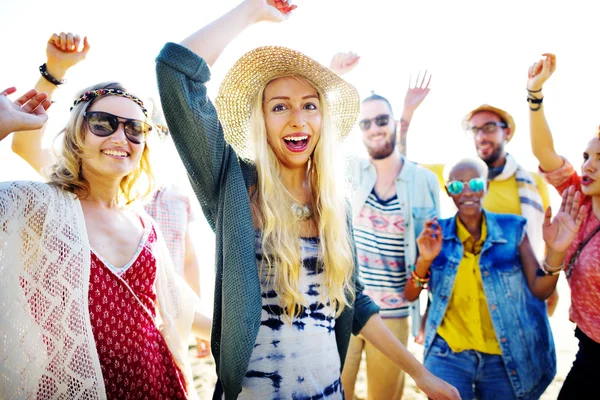 Vrienden opknoping op de beach party — Stockfoto