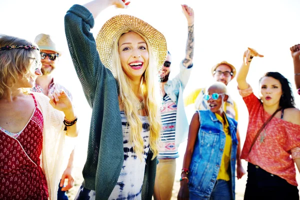 Friends hanging out on the beach party — Stock Photo, Image