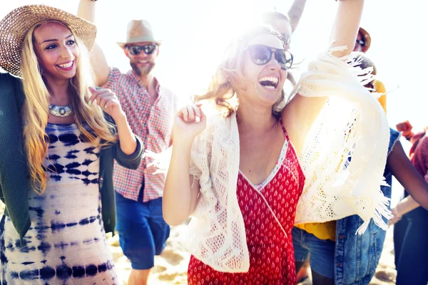 Friends hanging out on the beach party — Stock Photo, Image