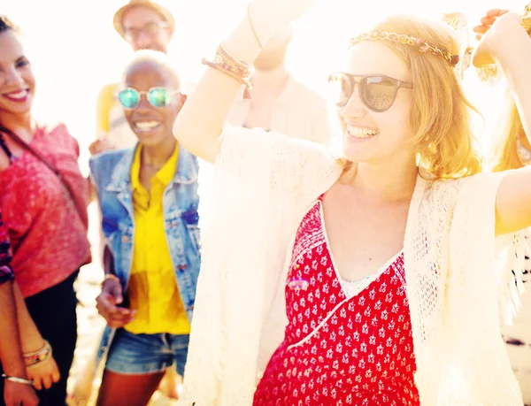 Vrienden opknoping op de beach party — Stockfoto