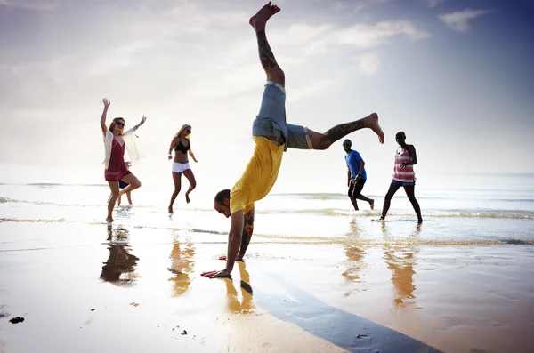 Happy friends having fun on the beach — Stock Photo, Image