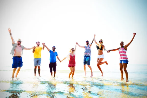 Amigos felizes se divertindo na praia — Fotografia de Stock