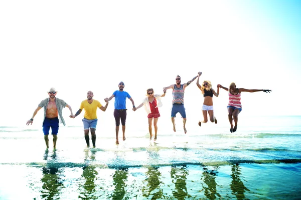 Amigos felices divirtiéndose en la playa —  Fotos de Stock