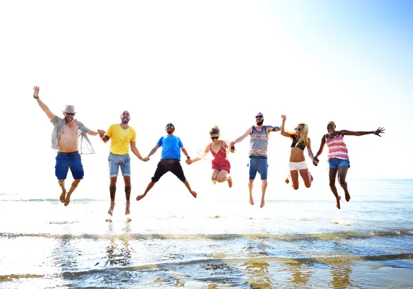 Happy Friends pulando na praia — Fotografia de Stock