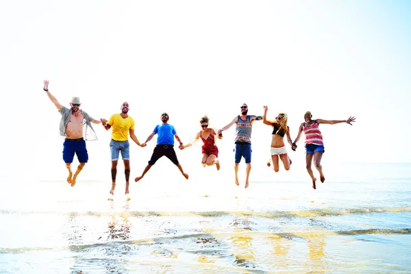 Amigos felizes se divertindo na praia — Fotografia de Stock