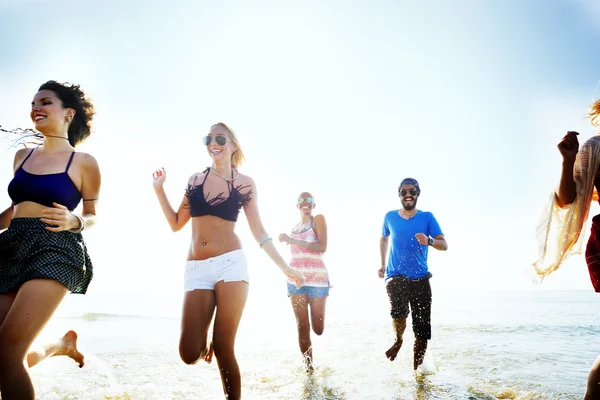 Verano amigos diversión corriendo concepto — Foto de Stock