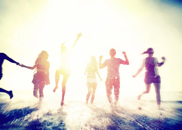 Amigos felizes se divertindo na praia — Fotografia de Stock