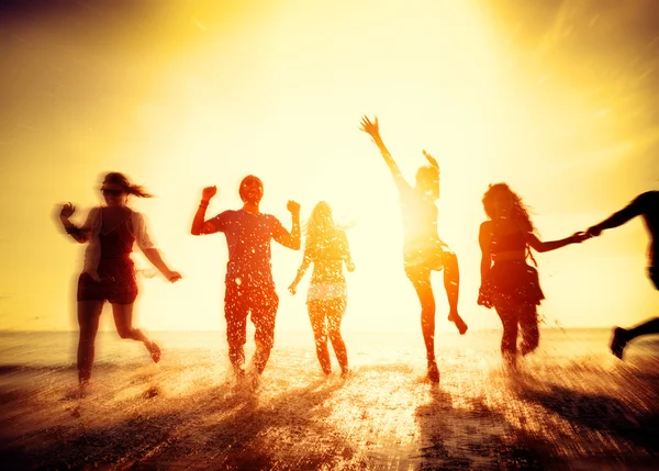 Amigos felices divirtiéndose en la playa — Foto de Stock