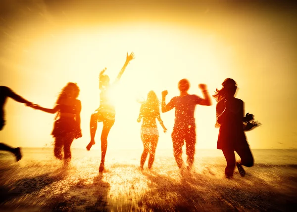 Amici felici divertirsi sulla spiaggia — Foto Stock