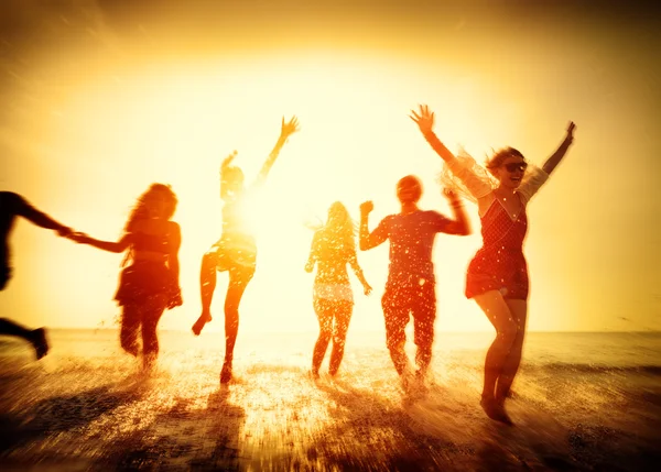 Amigos felices divirtiéndose en la playa —  Fotos de Stock