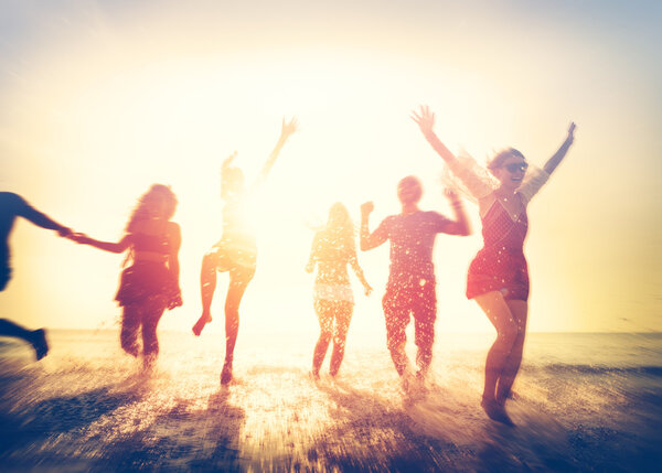 счастливые друзья, веселящиеся на пляже