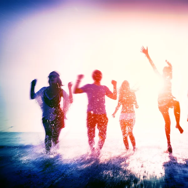 Amigos felizes se divertindo na praia — Fotografia de Stock