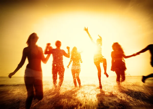 Amici felici divertirsi sulla spiaggia — Foto Stock