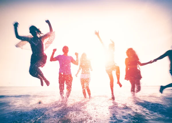 Amis heureux s'amuser sur la plage — Photo