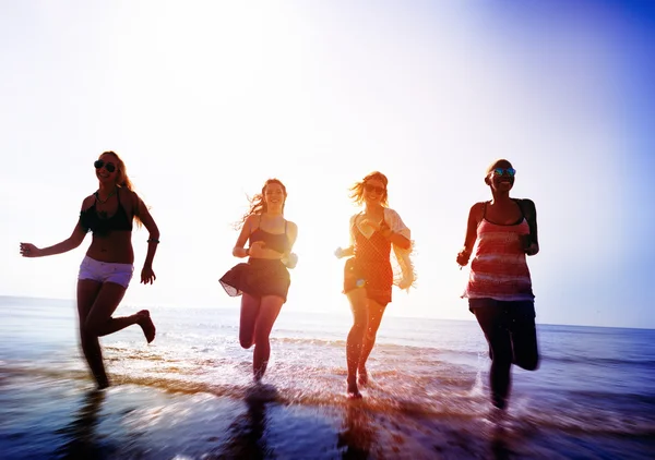 Mulheres felizes se divertindo na praia — Fotografia de Stock