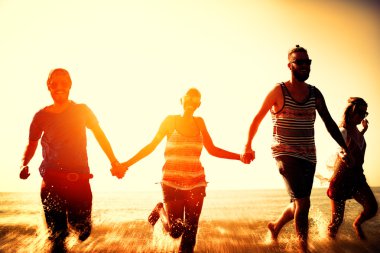 Mutlu arkadaşlar sahilde eğleniyor.