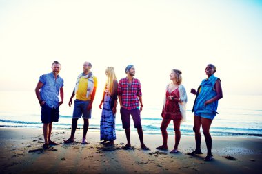 Mutlu arkadaşlar sahilde eğleniyor.