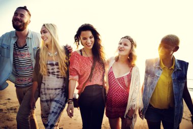 Mutlu arkadaşlar sahilde eğleniyor.