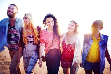 Mutlu arkadaşlar sahilde eğleniyor.