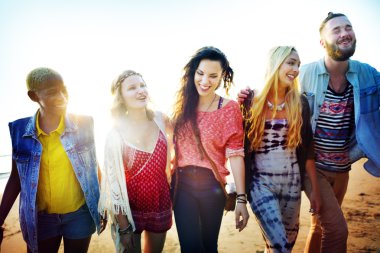 Mutlu arkadaşlar sahilde eğleniyor.