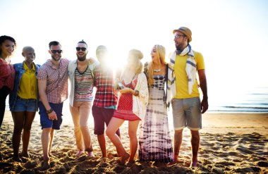 Mutlu arkadaşlar sahilde eğleniyor.