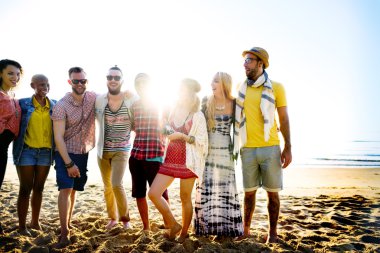 Mutlu arkadaşlar sahilde eğleniyor.