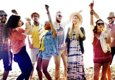 Mutlu arkadaşlar sahilde eğleniyor.