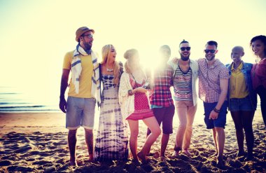 Mutlu arkadaşlar sahilde eğleniyor.