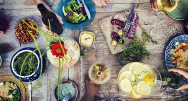 Yiyecek ve içecek masada