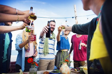 neşeli arkadaşlar Kumsal Partisi dışarı asılı