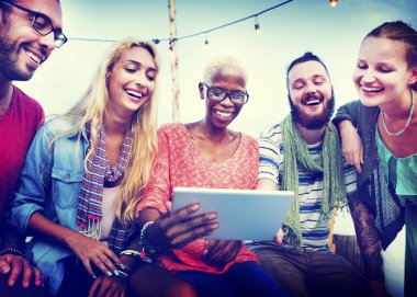 neşeli arkadaşlar Kumsal Partisi dışarı asılı