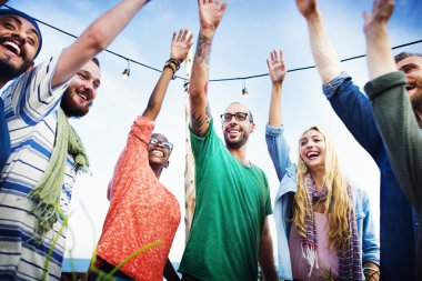 neşeli arkadaşlar Kumsal Partisi dışarı asılı