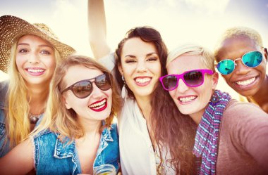 Tatil kavramı gülümseyen kız arkadaşlık