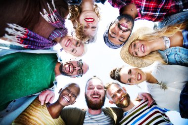 neşeli arkadaşları birlikte ayakta