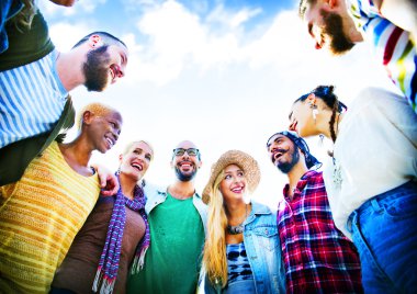 arkadaşlar açık havada birlikte takılmak