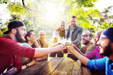 Arkadaşlar kavramı içme dışarı asılı