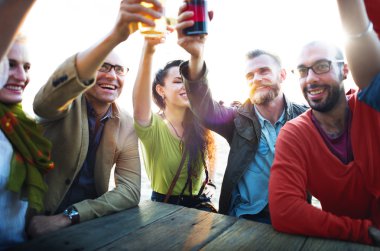 Arkadaşlar kavramı içme dışarı asılı