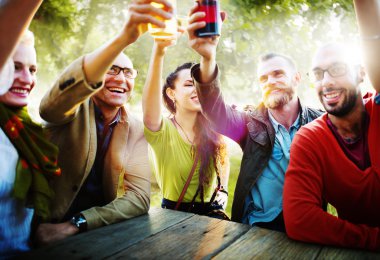 Arkadaşlar kavramı içme dışarı asılı