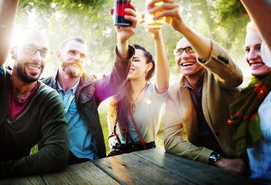 Arkadaşlar kavramı içme dışarı asılı