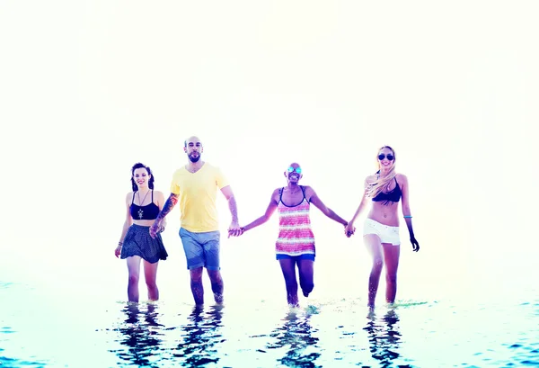 Diversos amigos verão praia segurando as mãos Conceito — Fotografia de Stock