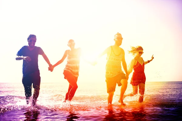 快乐的朋友在海滩上玩得开心 — 图库照片