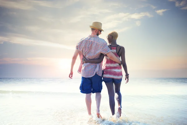 Casal feliz se divertindo na praia — Fotografia de Stock