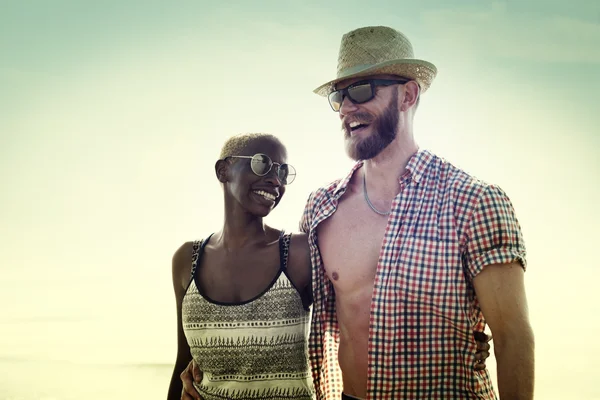 Gelukkig paar hebben plezier op het strand — Stockfoto