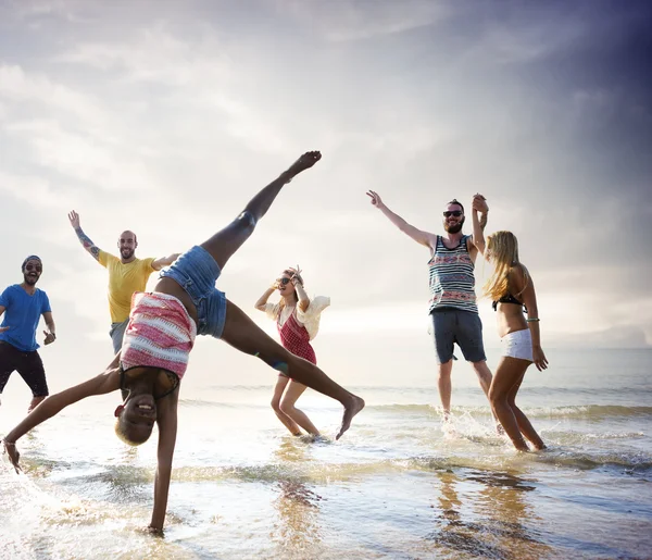 Amigos felizes se divertindo na praia — Fotografia de Stock