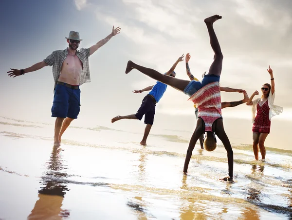 Amigos felizes se divertindo na praia — Fotografia de Stock