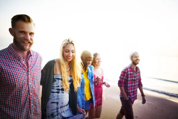 Vielfältiges Strandsommer-Spaß-Bonding-Konzept — Stockfoto