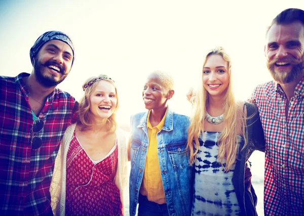 Amigos felices divirtiéndose en la playa — Foto de Stock