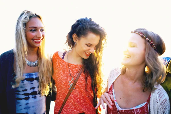 Amis heureux s'amuser sur la plage — Photo