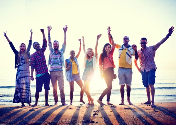 Glada vänner som har roligt på stranden — Stockfoto